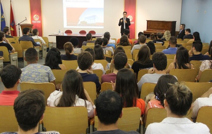 palestra_everton-gomes_economista-santander-2