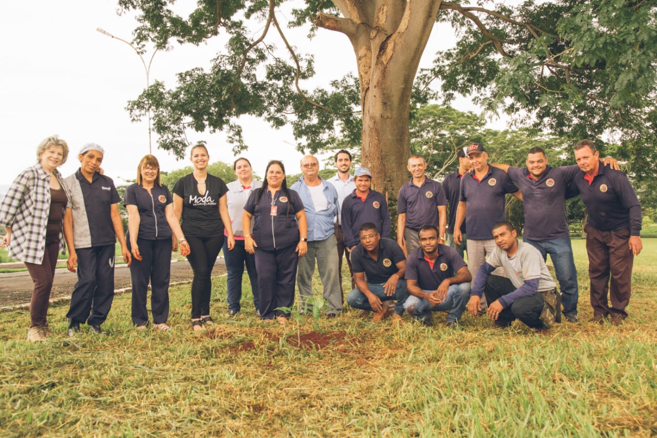 Agenda Ambiental Moura Lacerda planta mais de 80 árvores no Campus