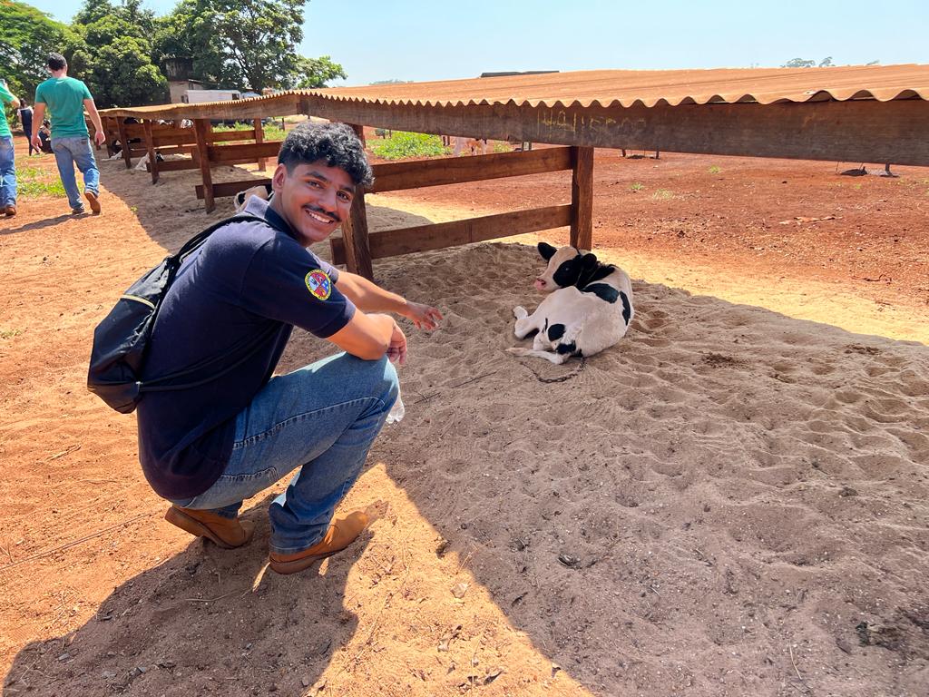 Alunos de Agronomia visitam fazenda para aprender na prática o manejo do gado leiteiro