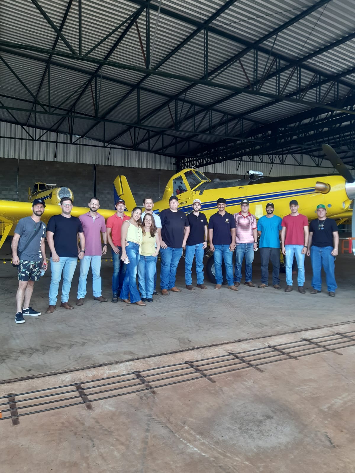 Alunos de Agronomia visitam empresa de Aviação Agrícola em Orlândia